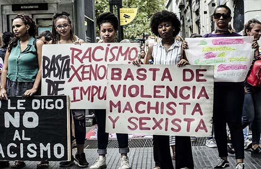 Mujeres afro descendientes marchando en contra del racismos y la violencia machista y sexista
