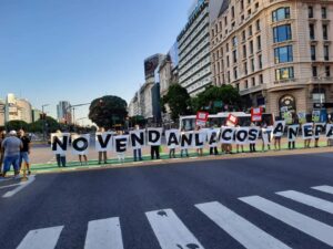 Personas marchando a favor de un Plan Urbano Ambiental desde y para la ciudadanía y por el Bien Común en Ciudad de Buenos Aires.