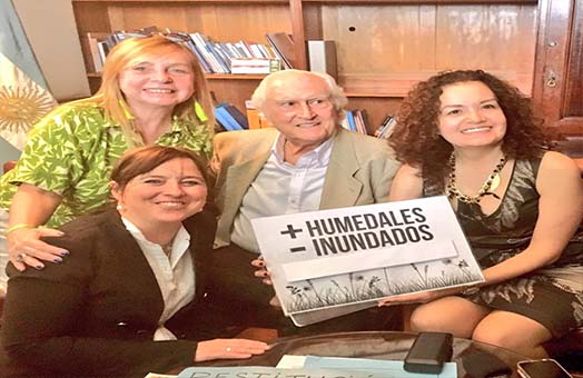 Personas apoyando una ley de humedales, se ve a María José Lubertino y a Pino Solanas