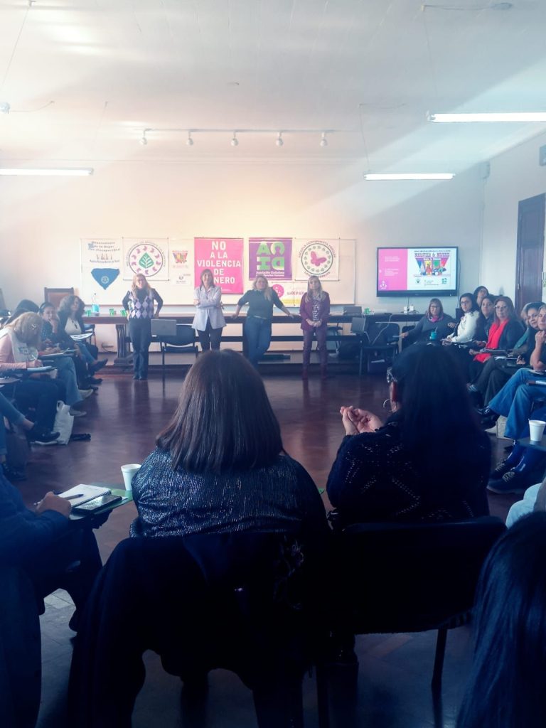mujeres brindando una charla en la Jornada de Interseccionalidad en el acceso a la Justicia
