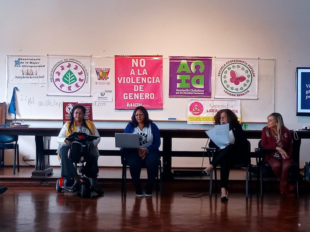 Cuatro mujeres sentadas brindando una charla en la Jornada de Interseccionalidad en el acceso a la Justicia
